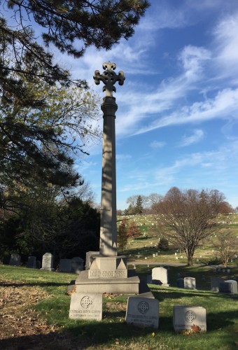 The Curtis Lot, with central monuments and gravestones by Tiffany Studios.