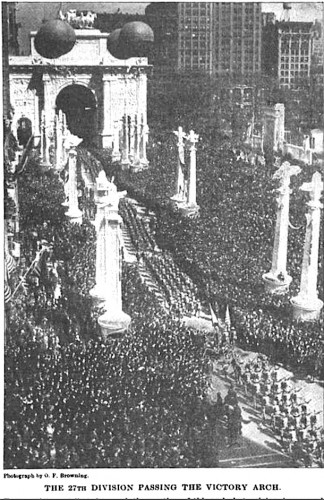 The crowd near the Victory Arch as the 27th marched up Fifth Avenue. This photograph is not from a glass stereoview.