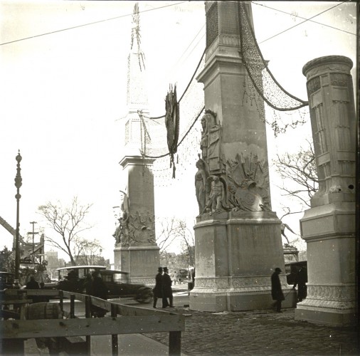 The temporary plaster and lath Arch of Jewels across Fifth Avenue at 59th Street.