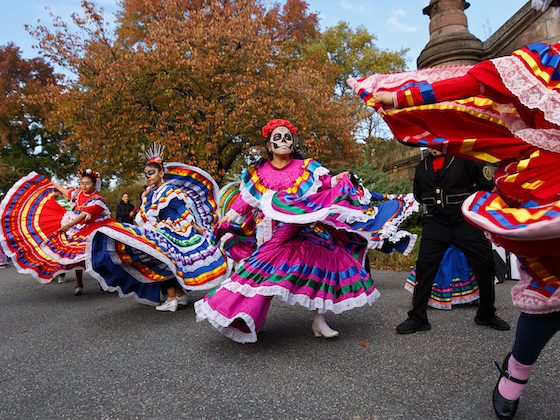 dia de los muertos performers